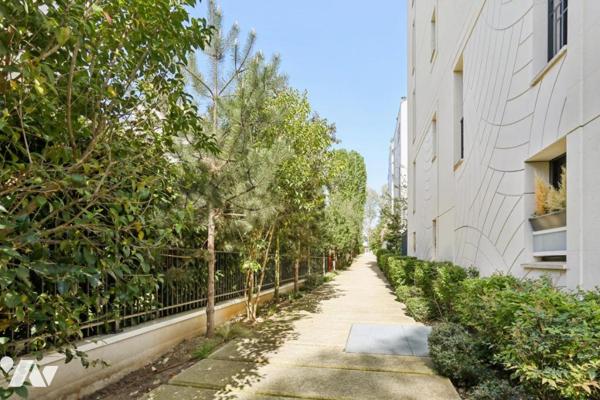 NEUILLY SUR SEINE - ILE DE LA JATTE - 5 PIECES AVEC BALCON/TERRASSE. ETAGE ELEVE.