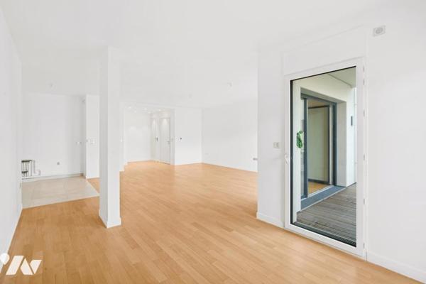 NEUILLY SUR SEINE - ILE DE LA JATTE - 5 PIECES AVEC BALCON/TERRASSE. ETAGE ELEVE.