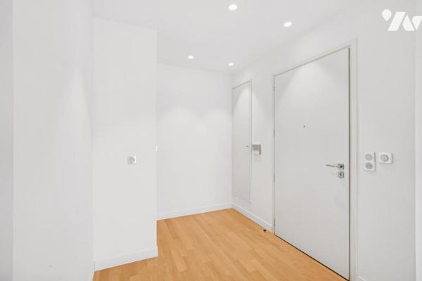 NEUILLY SUR SEINE - ILE DE LA JATTE - 5 PIECES AVEC BALCON/TERRASSE. ETAGE ELEVE.