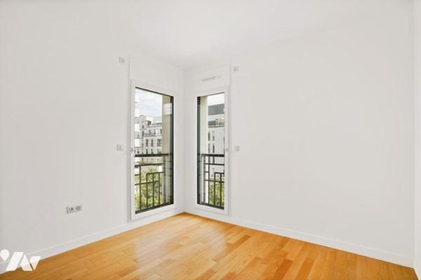 NEUILLY SUR SEINE - ILE DE LA JATTE - 5 PIECES AVEC BALCON/TERRASSE. ETAGE ELEVE.