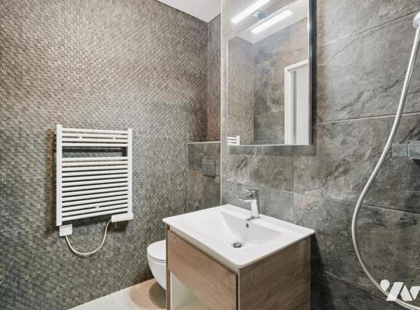 NEUILLY SUR SEINE - ILE DE LA JATTE - 5 PIECES AVEC BALCON/TERRASSE. ETAGE ELEVE.