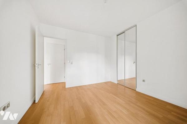 NEUILLY SUR SEINE - ILE DE LA JATTE - 5 PIECES AVEC BALCON/TERRASSE. ETAGE ELEVE.