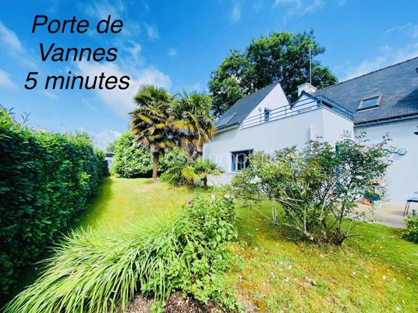 ''Exclusivité''
Maison COUP DE COEUR d'environ 150 M² Habitable. 
Située en toute proximité du secteur Le SAINDO/SALARUN sur la commune de THEIX-NOYALO  ( Nord-Est de Vannes ) et à 10 Minutes du centre ville de Vannes , cette maison d'architecte datant
de 1991 vous surprendra par son aspect et le charme qu'elle dégage.
Lotissement Résidentiel avec peu de passage.
Un extension à également été réalisée en 2004.
Un terrain entièrement clos et agréable d'environ 1000 M² avec son jardin bucolique équipé d'un petit bassin.
Maison avec orientation SUD.
Ce bien se compose sur la partie RDC d'un garage avec une pièce buanderie et d'une cave d'environ 7M² en sous-sol.
Une cuisine ouverte sur un Séjour/Salle à manger équipée d'une cheminée à insert.
Une chambre avec salle d'eau et un WC individuel.
L'extension 2004 vous propose un salon TV avec salle à manger.
Sur la partie supérieure de cette extension , Une chambre avec salle d'eau et WC pouvant accueillir vos amis et donnant sur un balcon extérieur.
A l'étage de ce bien , Quatre chambres , une salle de bain et un WC individuel.
Chauffage au sol GAZ.
Classement Energétique C.
Raccordement tout à l'égout.
Information complémentaire , ce bien pouvant être séparé en deux parties après quelques modifications dans le cadre d'une location Airbnb ou Autres permettant des revenus complémentaires ou la possibilité
de loger de la famille.