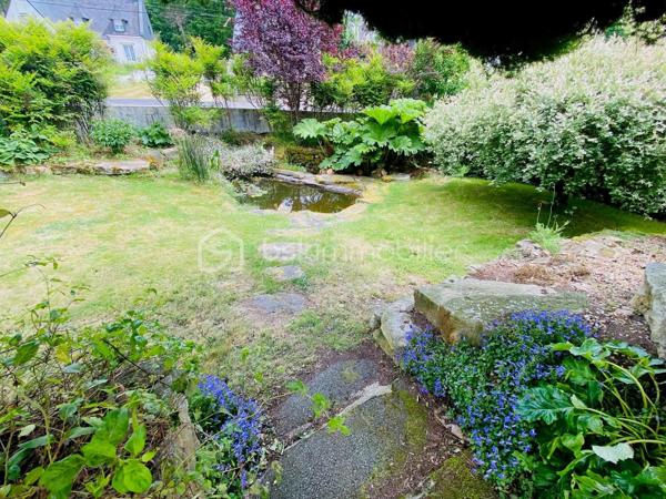 ''Exclusivité''
Maison COUP DE COEUR d'environ 150 M² Habitable. 
Située en toute proximité du secteur Le SAINDO/SALARUN sur la commune de THEIX-NOYALO  ( Nord-Est de Vannes ) et à 10 Minutes du centre ville de Vannes , cette maison d'architecte datant
de 1991 vous surprendra par son aspect et le charme qu'elle dégage.
Lotissement Résidentiel avec peu de passage.
Un extension à également été réalisée en 2004.
Un terrain entièrement clos et agréable d'environ 1000 M² avec son jardin bucolique équipé d'un petit bassin.
Maison avec orientation SUD.
Ce bien se compose sur la partie RDC d'un garage avec une pièce buanderie et d'une cave d'environ 7M² en sous-sol.
Une cuisine ouverte sur un Séjour/Salle à manger équipée d'une cheminée à insert.
Une chambre avec salle d'eau et un WC individuel.
L'extension 2004 vous propose un salon TV avec salle à manger.
Sur la partie supérieure de cette extension , Une chambre avec salle d'eau et WC pouvant accueillir vos amis et donnant sur un balcon extérieur.
A l'étage de ce bien , Quatre chambres , une salle de bain et un WC individuel.
Chauffage au sol GAZ.
Classement Energétique C.
Raccordement tout à l'égout.
Information complémentaire , ce bien pouvant être séparé en deux parties après quelques modifications dans le cadre d'une location Airbnb ou Autres permettant des revenus complémentaires ou la possibilité
de loger de la famille.