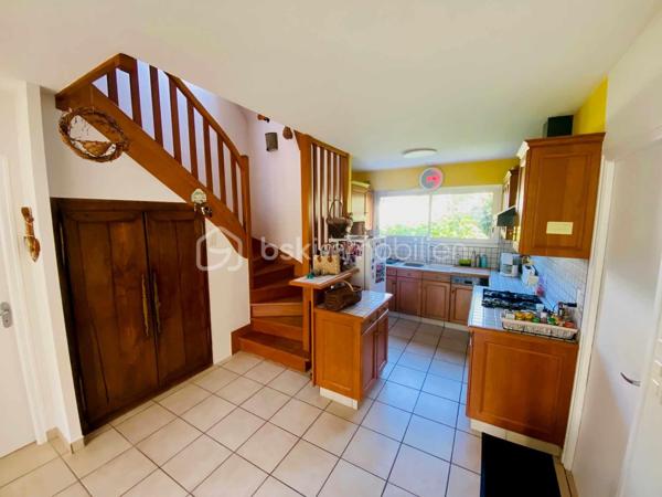 ''Exclusivité''
Maison COUP DE COEUR d'environ 150 M² Habitable. 
Située en toute proximité du secteur Le SAINDO/SALARUN sur la commune de THEIX-NOYALO  ( Nord-Est de Vannes ) et à 10 Minutes du centre ville de Vannes , cette maison d'architecte datant
de 1991 vous surprendra par son aspect et le charme qu'elle dégage.
Lotissement Résidentiel avec peu de passage.
Un extension à également été réalisée en 2004.
Un terrain entièrement clos et agréable d'environ 1000 M² avec son jardin bucolique équipé d'un petit bassin.
Maison avec orientation SUD.
Ce bien se compose sur la partie RDC d'un garage avec une pièce buanderie et d'une cave d'environ 7M² en sous-sol.
Une cuisine ouverte sur un Séjour/Salle à manger équipée d'une cheminée à insert.
Une chambre avec salle d'eau et un WC individuel.
L'extension 2004 vous propose un salon TV avec salle à manger.
Sur la partie supérieure de cette extension , Une chambre avec salle d'eau et WC pouvant accueillir vos amis et donnant sur un balcon extérieur.
A l'étage de ce bien , Quatre chambres , une salle de bain et un WC individuel.
Chauffage au sol GAZ.
Classement Energétique C.
Raccordement tout à l'égout.
Information complémentaire , ce bien pouvant être séparé en deux parties après quelques modifications dans le cadre d'une location Airbnb ou Autres permettant des revenus complémentaires ou la possibilité
de loger de la famille.