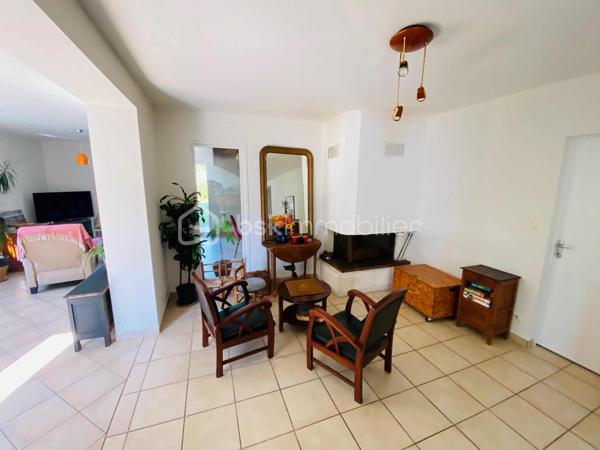 ''Exclusivité''
Maison COUP DE COEUR d'environ 150 M² Habitable. 
Située en toute proximité du secteur Le SAINDO/SALARUN sur la commune de THEIX-NOYALO  ( Nord-Est de Vannes ) et à 10 Minutes du centre ville de Vannes , cette maison d'architecte datant
de 1991 vous surprendra par son aspect et le charme qu'elle dégage.
Lotissement Résidentiel avec peu de passage.
Un extension à également été réalisée en 2004.
Un terrain entièrement clos et agréable d'environ 1000 M² avec son jardin bucolique équipé d'un petit bassin.
Maison avec orientation SUD.
Ce bien se compose sur la partie RDC d'un garage avec une pièce buanderie et d'une cave d'environ 7M² en sous-sol.
Une cuisine ouverte sur un Séjour/Salle à manger équipée d'une cheminée à insert.
Une chambre avec salle d'eau et un WC individuel.
L'extension 2004 vous propose un salon TV avec salle à manger.
Sur la partie supérieure de cette extension , Une chambre avec salle d'eau et WC pouvant accueillir vos amis et donnant sur un balcon extérieur.
A l'étage de ce bien , Quatre chambres , une salle de bain et un WC individuel.
Chauffage au sol GAZ.
Classement Energétique C.
Raccordement tout à l'égout.
Information complémentaire , ce bien pouvant être séparé en deux parties après quelques modifications dans le cadre d'une location Airbnb ou Autres permettant des revenus complémentaires ou la possibilité
de loger de la famille.
