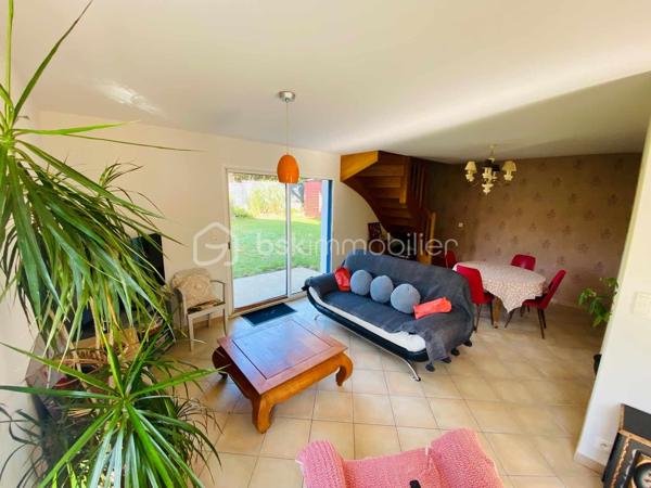 ''Exclusivité''
Maison COUP DE COEUR d'environ 150 M² Habitable. 
Située en toute proximité du secteur Le SAINDO/SALARUN sur la commune de THEIX-NOYALO  ( Nord-Est de Vannes ) et à 10 Minutes du centre ville de Vannes , cette maison d'architecte datant
de 1991 vous surprendra par son aspect et le charme qu'elle dégage.
Lotissement Résidentiel avec peu de passage.
Un extension à également été réalisée en 2004.
Un terrain entièrement clos et agréable d'environ 1000 M² avec son jardin bucolique équipé d'un petit bassin.
Maison avec orientation SUD.
Ce bien se compose sur la partie RDC d'un garage avec une pièce buanderie et d'une cave d'environ 7M² en sous-sol.
Une cuisine ouverte sur un Séjour/Salle à manger équipée d'une cheminée à insert.
Une chambre avec salle d'eau et un WC individuel.
L'extension 2004 vous propose un salon TV avec salle à manger.
Sur la partie supérieure de cette extension , Une chambre avec salle d'eau et WC pouvant accueillir vos amis et donnant sur un balcon extérieur.
A l'étage de ce bien , Quatre chambres , une salle de bain et un WC individuel.
Chauffage au sol GAZ.
Classement Energétique C.
Raccordement tout à l'égout.
Information complémentaire , ce bien pouvant être séparé en deux parties après quelques modifications dans le cadre d'une location Airbnb ou Autres permettant des revenus complémentaires ou la possibilité
de loger de la famille.