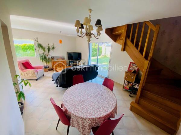 ''Exclusivité''
Maison COUP DE COEUR d'environ 150 M² Habitable. 
Située en toute proximité du secteur Le SAINDO/SALARUN sur la commune de THEIX-NOYALO  ( Nord-Est de Vannes ) et à 10 Minutes du centre ville de Vannes , cette maison d'architecte datant
de 1991 vous surprendra par son aspect et le charme qu'elle dégage.
Lotissement Résidentiel avec peu de passage.
Un extension à également été réalisée en 2004.
Un terrain entièrement clos et agréable d'environ 1000 M² avec son jardin bucolique équipé d'un petit bassin.
Maison avec orientation SUD.
Ce bien se compose sur la partie RDC d'un garage avec une pièce buanderie et d'une cave d'environ 7M² en sous-sol.
Une cuisine ouverte sur un Séjour/Salle à manger équipée d'une cheminée à insert.
Une chambre avec salle d'eau et un WC individuel.
L'extension 2004 vous propose un salon TV avec salle à manger.
Sur la partie supérieure de cette extension , Une chambre avec salle d'eau et WC pouvant accueillir vos amis et donnant sur un balcon extérieur.
A l'étage de ce bien , Quatre chambres , une salle de bain et un WC individuel.
Chauffage au sol GAZ.
Classement Energétique C.
Raccordement tout à l'égout.
Information complémentaire , ce bien pouvant être séparé en deux parties après quelques modifications dans le cadre d'une location Airbnb ou Autres permettant des revenus complémentaires ou la possibilité
de loger de la famille.