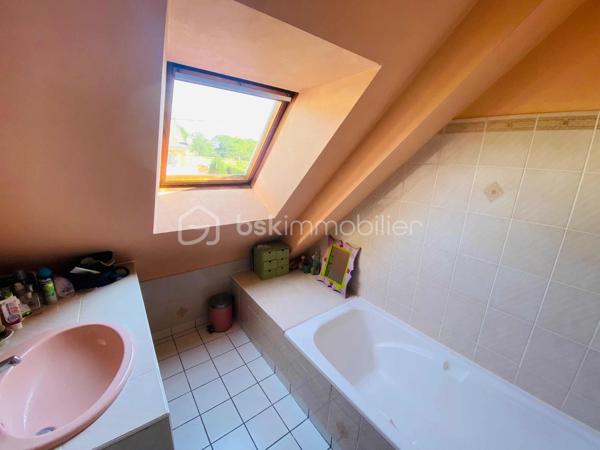 ''Exclusivité''
Maison COUP DE COEUR d'environ 150 M² Habitable. 
Située en toute proximité du secteur Le SAINDO/SALARUN sur la commune de THEIX-NOYALO  ( Nord-Est de Vannes ) et à 10 Minutes du centre ville de Vannes , cette maison d'architecte datant
de 1991 vous surprendra par son aspect et le charme qu'elle dégage.
Lotissement Résidentiel avec peu de passage.
Un extension à également été réalisée en 2004.
Un terrain entièrement clos et agréable d'environ 1000 M² avec son jardin bucolique équipé d'un petit bassin.
Maison avec orientation SUD.
Ce bien se compose sur la partie RDC d'un garage avec une pièce buanderie et d'une cave d'environ 7M² en sous-sol.
Une cuisine ouverte sur un Séjour/Salle à manger équipée d'une cheminée à insert.
Une chambre avec salle d'eau et un WC individuel.
L'extension 2004 vous propose un salon TV avec salle à manger.
Sur la partie supérieure de cette extension , Une chambre avec salle d'eau et WC pouvant accueillir vos amis et donnant sur un balcon extérieur.
A l'étage de ce bien , Quatre chambres , une salle de bain et un WC individuel.
Chauffage au sol GAZ.
Classement Energétique C.
Raccordement tout à l'égout.
Information complémentaire , ce bien pouvant être séparé en deux parties après quelques modifications dans le cadre d'une location Airbnb ou Autres permettant des revenus complémentaires ou la possibilité
de loger de la famille.