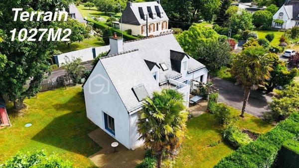 ''Exclusivité''
Maison COUP DE COEUR d'environ 150 M² Habitable. 
Située en toute proximité du secteur Le SAINDO/SALARUN sur la commune de THEIX-NOYALO  ( Nord-Est de Vannes ) et à 10 Minutes du centre ville de Vannes , cette maison d'architecte datant
de 1991 vous surprendra par son aspect et le charme qu'elle dégage.
Lotissement Résidentiel avec peu de passage.
Un extension à également été réalisée en 2004.
Un terrain entièrement clos et agréable d'environ 1000 M² avec son jardin bucolique équipé d'un petit bassin.
Maison avec orientation SUD.
Ce bien se compose sur la partie RDC d'un garage avec une pièce buanderie et d'une cave d'environ 7M² en sous-sol.
Une cuisine ouverte sur un Séjour/Salle à manger équipée d'une cheminée à insert.
Une chambre avec salle d'eau et un WC individuel.
L'extension 2004 vous propose un salon TV avec salle à manger.
Sur la partie supérieure de cette extension , Une chambre avec salle d'eau et WC pouvant accueillir vos amis et donnant sur un balcon extérieur.
A l'étage de ce bien , Quatre chambres , une salle de bain et un WC individuel.
Chauffage au sol GAZ.
Classement Energétique C.
Raccordement tout à l'égout.
Information complémentaire , ce bien pouvant être séparé en deux parties après quelques modifications dans le cadre d'une location Airbnb ou Autres permettant des revenus complémentaires ou la possibilité
de loger de la famille.