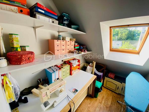 ''Exclusivité''
Maison COUP DE COEUR d'environ 150 M² Habitable. 
Située en toute proximité du secteur Le SAINDO/SALARUN sur la commune de THEIX-NOYALO  ( Nord-Est de Vannes ) et à 10 Minutes du centre ville de Vannes , cette maison d'architecte datant
de 1991 vous surprendra par son aspect et le charme qu'elle dégage.
Lotissement Résidentiel avec peu de passage.
Un extension à également été réalisée en 2004.
Un terrain entièrement clos et agréable d'environ 1000 M² avec son jardin bucolique équipé d'un petit bassin.
Maison avec orientation SUD.
Ce bien se compose sur la partie RDC d'un garage avec une pièce buanderie et d'une cave d'environ 7M² en sous-sol.
Une cuisine ouverte sur un Séjour/Salle à manger équipée d'une cheminée à insert.
Une chambre avec salle d'eau et un WC individuel.
L'extension 2004 vous propose un salon TV avec salle à manger.
Sur la partie supérieure de cette extension , Une chambre avec salle d'eau et WC pouvant accueillir vos amis et donnant sur un balcon extérieur.
A l'étage de ce bien , Quatre chambres , une salle de bain et un WC individuel.
Chauffage au sol GAZ.
Classement Energétique C.
Raccordement tout à l'égout.
Information complémentaire , ce bien pouvant être séparé en deux parties après quelques modifications dans le cadre d'une location Airbnb ou Autres permettant des revenus complémentaires ou la possibilité
de loger de la famille.