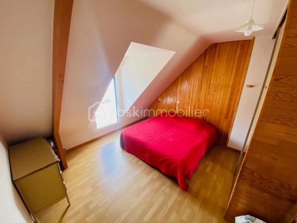''Exclusivité''
Maison COUP DE COEUR d'environ 150 M² Habitable. 
Située en toute proximité du secteur Le SAINDO/SALARUN sur la commune de THEIX-NOYALO  ( Nord-Est de Vannes ) et à 10 Minutes du centre ville de Vannes , cette maison d'architecte datant
de 1991 vous surprendra par son aspect et le charme qu'elle dégage.
Lotissement Résidentiel avec peu de passage.
Un extension à également été réalisée en 2004.
Un terrain entièrement clos et agréable d'environ 1000 M² avec son jardin bucolique équipé d'un petit bassin.
Maison avec orientation SUD.
Ce bien se compose sur la partie RDC d'un garage avec une pièce buanderie et d'une cave d'environ 7M² en sous-sol.
Une cuisine ouverte sur un Séjour/Salle à manger équipée d'une cheminée à insert.
Une chambre avec salle d'eau et un WC individuel.
L'extension 2004 vous propose un salon TV avec salle à manger.
Sur la partie supérieure de cette extension , Une chambre avec salle d'eau et WC pouvant accueillir vos amis et donnant sur un balcon extérieur.
A l'étage de ce bien , Quatre chambres , une salle de bain et un WC individuel.
Chauffage au sol GAZ.
Classement Energétique C.
Raccordement tout à l'égout.
Information complémentaire , ce bien pouvant être séparé en deux parties après quelques modifications dans le cadre d'une location Airbnb ou Autres permettant des revenus complémentaires ou la possibilité
de loger de la famille.