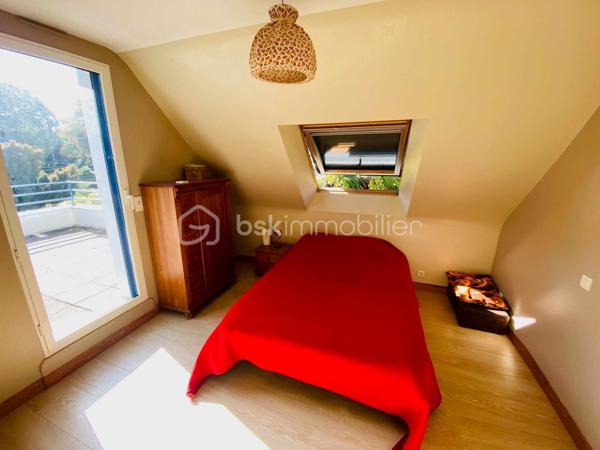 ''Exclusivité''
Maison COUP DE COEUR d'environ 150 M² Habitable. 
Située en toute proximité du secteur Le SAINDO/SALARUN sur la commune de THEIX-NOYALO  ( Nord-Est de Vannes ) et à 10 Minutes du centre ville de Vannes , cette maison d'architecte datant
de 1991 vous surprendra par son aspect et le charme qu'elle dégage.
Lotissement Résidentiel avec peu de passage.
Un extension à également été réalisée en 2004.
Un terrain entièrement clos et agréable d'environ 1000 M² avec son jardin bucolique équipé d'un petit bassin.
Maison avec orientation SUD.
Ce bien se compose sur la partie RDC d'un garage avec une pièce buanderie et d'une cave d'environ 7M² en sous-sol.
Une cuisine ouverte sur un Séjour/Salle à manger équipée d'une cheminée à insert.
Une chambre avec salle d'eau et un WC individuel.
L'extension 2004 vous propose un salon TV avec salle à manger.
Sur la partie supérieure de cette extension , Une chambre avec salle d'eau et WC pouvant accueillir vos amis et donnant sur un balcon extérieur.
A l'étage de ce bien , Quatre chambres , une salle de bain et un WC individuel.
Chauffage au sol GAZ.
Classement Energétique C.
Raccordement tout à l'égout.
Information complémentaire , ce bien pouvant être séparé en deux parties après quelques modifications dans le cadre d'une location Airbnb ou Autres permettant des revenus complémentaires ou la possibilité
de loger de la famille.
