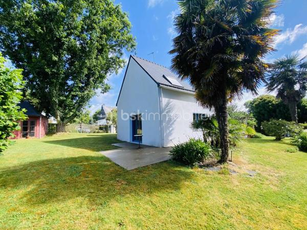 ''Exclusivité''
Maison COUP DE COEUR d'environ 150 M² Habitable. 
Située en toute proximité du secteur Le SAINDO/SALARUN sur la commune de THEIX-NOYALO  ( Nord-Est de Vannes ) et à 10 Minutes du centre ville de Vannes , cette maison d'architecte datant
de 1991 vous surprendra par son aspect et le charme qu'elle dégage.
Lotissement Résidentiel avec peu de passage.
Un extension à également été réalisée en 2004.
Un terrain entièrement clos et agréable d'environ 1000 M² avec son jardin bucolique équipé d'un petit bassin.
Maison avec orientation SUD.
Ce bien se compose sur la partie RDC d'un garage avec une pièce buanderie et d'une cave d'environ 7M² en sous-sol.
Une cuisine ouverte sur un Séjour/Salle à manger équipée d'une cheminée à insert.
Une chambre avec salle d'eau et un WC individuel.
L'extension 2004 vous propose un salon TV avec salle à manger.
Sur la partie supérieure de cette extension , Une chambre avec salle d'eau et WC pouvant accueillir vos amis et donnant sur un balcon extérieur.
A l'étage de ce bien , Quatre chambres , une salle de bain et un WC individuel.
Chauffage au sol GAZ.
Classement Energétique C.
Raccordement tout à l'égout.
Information complémentaire , ce bien pouvant être séparé en deux parties après quelques modifications dans le cadre d'une location Airbnb ou Autres permettant des revenus complémentaires ou la possibilité
de loger de la famille.