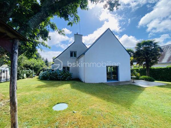 ''Exclusivité''
Maison COUP DE COEUR d'environ 150 M² Habitable. 
Située en toute proximité du secteur Le SAINDO/SALARUN sur la commune de THEIX-NOYALO  ( Nord-Est de Vannes ) et à 10 Minutes du centre ville de Vannes , cette maison d'architecte datant
de 1991 vous surprendra par son aspect et le charme qu'elle dégage.
Lotissement Résidentiel avec peu de passage.
Un extension à également été réalisée en 2004.
Un terrain entièrement clos et agréable d'environ 1000 M² avec son jardin bucolique équipé d'un petit bassin.
Maison avec orientation SUD.
Ce bien se compose sur la partie RDC d'un garage avec une pièce buanderie et d'une cave d'environ 7M² en sous-sol.
Une cuisine ouverte sur un Séjour/Salle à manger équipée d'une cheminée à insert.
Une chambre avec salle d'eau et un WC individuel.
L'extension 2004 vous propose un salon TV avec salle à manger.
Sur la partie supérieure de cette extension , Une chambre avec salle d'eau et WC pouvant accueillir vos amis et donnant sur un balcon extérieur.
A l'étage de ce bien , Quatre chambres , une salle de bain et un WC individuel.
Chauffage au sol GAZ.
Classement Energétique C.
Raccordement tout à l'égout.
Information complémentaire , ce bien pouvant être séparé en deux parties après quelques modifications dans le cadre d'une location Airbnb ou Autres permettant des revenus complémentaires ou la possibilité
de loger de la famille.