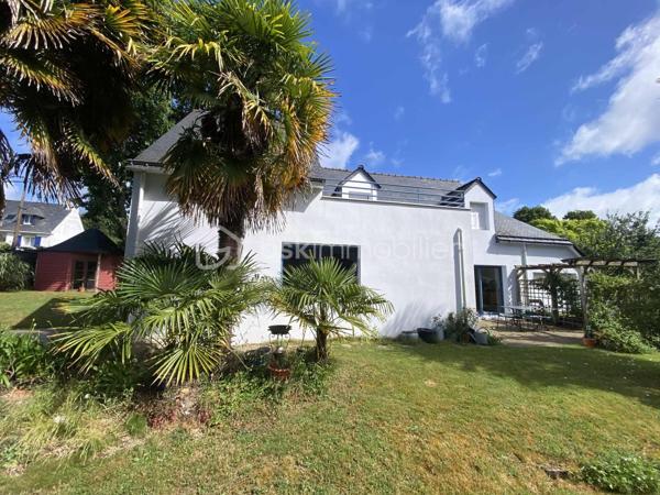 ''Exclusivité''
Maison COUP DE COEUR d'environ 150 M² Habitable. 
Située en toute proximité du secteur Le SAINDO/SALARUN sur la commune de THEIX-NOYALO  ( Nord-Est de Vannes ) et à 10 Minutes du centre ville de Vannes , cette maison d'architecte datant
de 1991 vous surprendra par son aspect et le charme qu'elle dégage.
Lotissement Résidentiel avec peu de passage.
Un extension à également été réalisée en 2004.
Un terrain entièrement clos et agréable d'environ 1000 M² avec son jardin bucolique équipé d'un petit bassin.
Maison avec orientation SUD.
Ce bien se compose sur la partie RDC d'un garage avec une pièce buanderie et d'une cave d'environ 7M² en sous-sol.
Une cuisine ouverte sur un Séjour/Salle à manger équipée d'une cheminée à insert.
Une chambre avec salle d'eau et un WC individuel.
L'extension 2004 vous propose un salon TV avec salle à manger.
Sur la partie supérieure de cette extension , Une chambre avec salle d'eau et WC pouvant accueillir vos amis et donnant sur un balcon extérieur.
A l'étage de ce bien , Quatre chambres , une salle de bain et un WC individuel.
Chauffage au sol GAZ.
Classement Energétique C.
Raccordement tout à l'égout.
Information complémentaire , ce bien pouvant être séparé en deux parties après quelques modifications dans le cadre d'une location Airbnb ou Autres permettant des revenus complémentaires ou la possibilité
de loger de la famille.