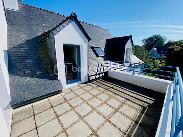 ''Exclusivité''
Maison COUP DE COEUR d'environ 150 M² Habitable. 
Située en toute proximité du secteur Le SAINDO/SALARUN sur la commune de THEIX-NOYALO  ( Nord-Est de Vannes ) et à 10 Minutes du centre ville de Vannes , cette maison d'architecte datant
de 1991 vous surprendra par son aspect et le charme qu'elle dégage.
Lotissement Résidentiel avec peu de passage.
Un extension à également été réalisée en 2004.
Un terrain entièrement clos et agréable d'environ 1000 M² avec son jardin bucolique équipé d'un petit bassin.
Maison avec orientation SUD.
Ce bien se compose sur la partie RDC d'un garage avec une pièce buanderie et d'une cave d'environ 7M² en sous-sol.
Une cuisine ouverte sur un Séjour/Salle à manger équipée d'une cheminée à insert.
Une chambre avec salle d'eau et un WC individuel.
L'extension 2004 vous propose un salon TV avec salle à manger.
Sur la partie supérieure de cette extension , Une chambre avec salle d'eau et WC pouvant accueillir vos amis et donnant sur un balcon extérieur.
A l'étage de ce bien , Quatre chambres , une salle de bain et un WC individuel.
Chauffage au sol GAZ.
Classement Energétique C.
Raccordement tout à l'égout.
Information complémentaire , ce bien pouvant être séparé en deux parties après quelques modifications dans le cadre d'une location Airbnb ou Autres permettant des revenus complémentaires ou la possibilité
de loger de la famille.