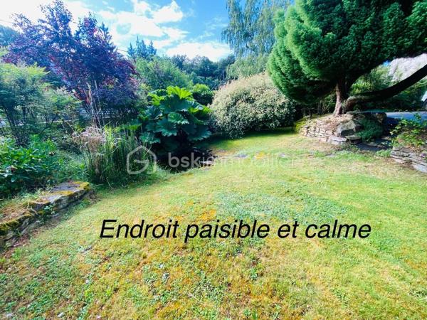 ''Exclusivité''
Maison COUP DE COEUR d'environ 150 M² Habitable. 
Située en toute proximité du secteur Le SAINDO/SALARUN sur la commune de THEIX-NOYALO  ( Nord-Est de Vannes ) et à 10 Minutes du centre ville de Vannes , cette maison d'architecte datant
de 1991 vous surprendra par son aspect et le charme qu'elle dégage.
Lotissement Résidentiel avec peu de passage.
Un extension à également été réalisée en 2004.
Un terrain entièrement clos et agréable d'environ 1000 M² avec son jardin bucolique équipé d'un petit bassin.
Maison avec orientation SUD.
Ce bien se compose sur la partie RDC d'un garage avec une pièce buanderie et d'une cave d'environ 7M² en sous-sol.
Une cuisine ouverte sur un Séjour/Salle à manger équipée d'une cheminée à insert.
Une chambre avec salle d'eau et un WC individuel.
L'extension 2004 vous propose un salon TV avec salle à manger.
Sur la partie supérieure de cette extension , Une chambre avec salle d'eau et WC pouvant accueillir vos amis et donnant sur un balcon extérieur.
A l'étage de ce bien , Quatre chambres , une salle de bain et un WC individuel.
Chauffage au sol GAZ.
Classement Energétique C.
Raccordement tout à l'égout.
Information complémentaire , ce bien pouvant être séparé en deux parties après quelques modifications dans le cadre d'une location Airbnb ou Autres permettant des revenus complémentaires ou la possibilité
de loger de la famille.