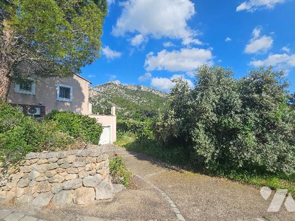 Magnifique Villa de 200m² en position dominante élevée sur sous-sol total et édifiée sur 10.000m².