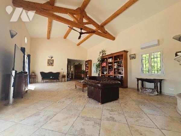 Magnifique Villa de 200m² en position dominante élevée sur sous-sol total et édifiée sur 10.000m².