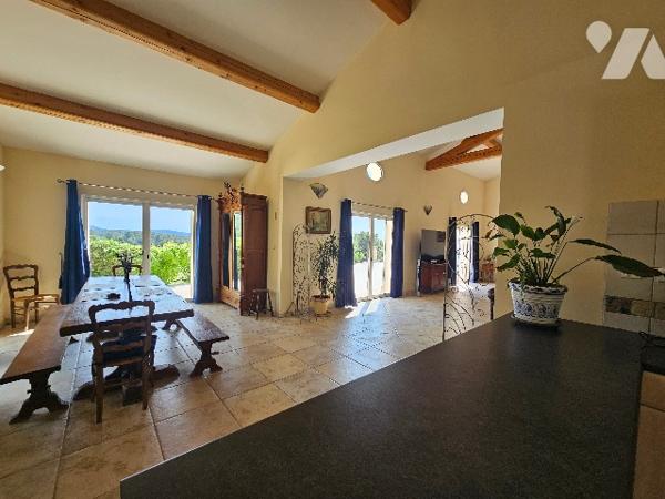 Magnifique Villa de 200m² en position dominante élevée sur sous-sol total et édifiée sur 10.000m².