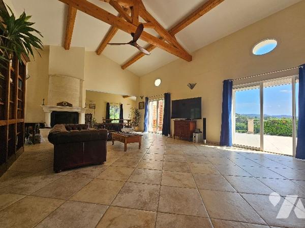 Magnifique Villa de 200m² en position dominante élevée sur sous-sol total et édifiée sur 10.000m².