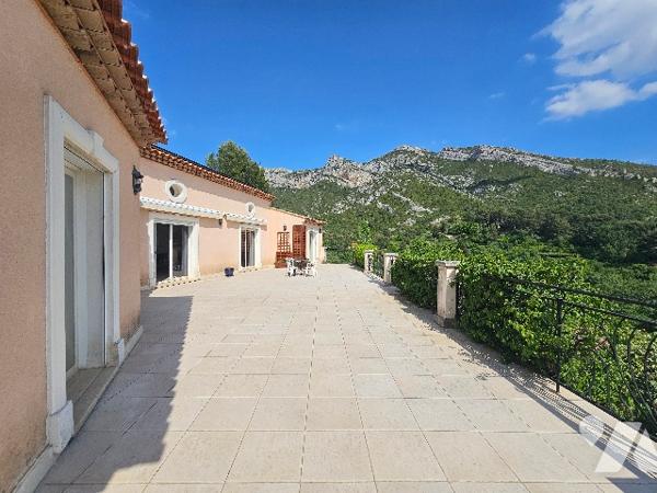 Magnifique Villa de 200m² en position dominante élevée sur sous-sol total et édifiée sur 10.000m².