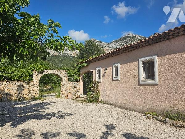 Magnifique Villa de 200m² en position dominante élevée sur sous-sol total et édifiée sur 10.000m².