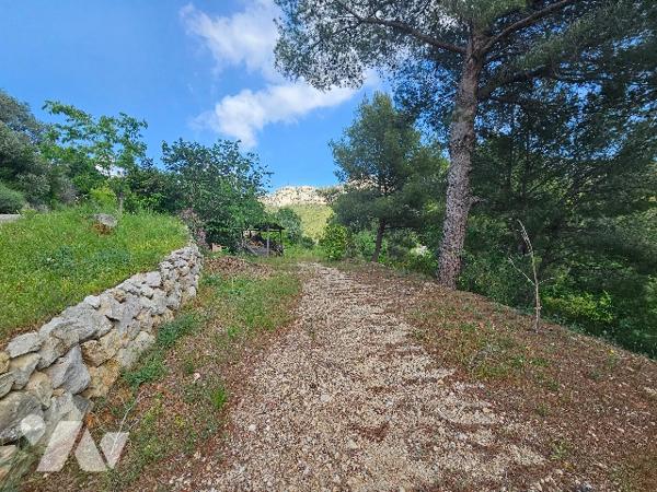 Magnifique Villa de 200m² en position dominante élevée sur sous-sol total et édifiée sur 10.000m².