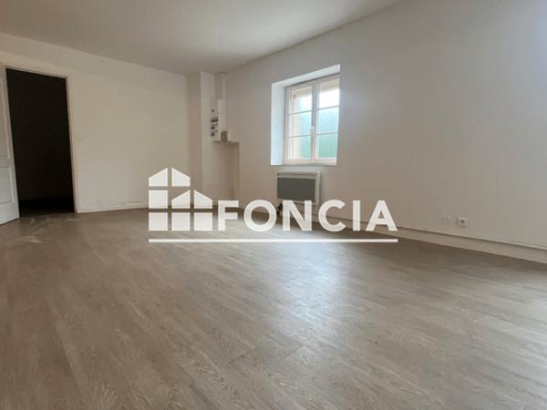 Location Appartement 2 pièces 69.37 m² - 13 PLACE DE L'HOTEL DE VILLE Chateau Du Loir 72500