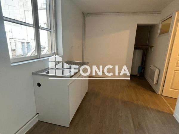 Location Appartement 2 pièces 69.37 m² - 13 PLACE DE L'HOTEL DE VILLE Chateau Du Loir 72500