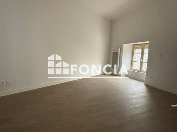 Location Appartement 2 pièces 69.37 m² - 13 PLACE DE L'HOTEL DE VILLE Chateau Du Loir 72500