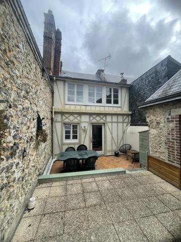 Appartement
         5 pièces
        - 130 m² 199 500 € *
