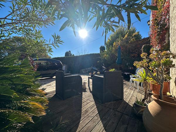 Rare à la Vente : Bas de Villa 96 m² avec Grands Extérieurs et Stationnements