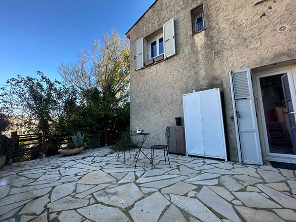 Rare à la Vente : Bas de Villa 96 m² avec Grands Extérieurs et Stationnements