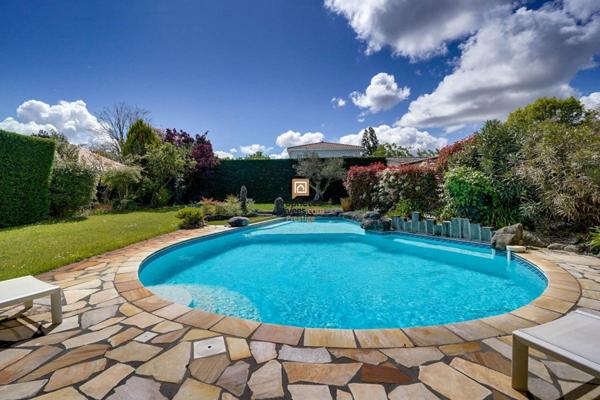 DEPT 33  Mérignac - Maison d'exception 8 pièce(s) 181 m2 avec jardin paysagé et piscine au sel chauffée