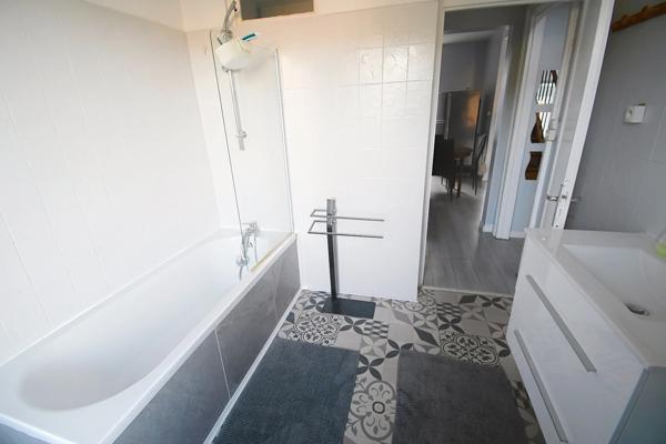 MAISON INDIVIDUELLE SPACIEUSE AVEC POTENTIEL – 4 NIVEAUX, TERRASSE ET JARDIN