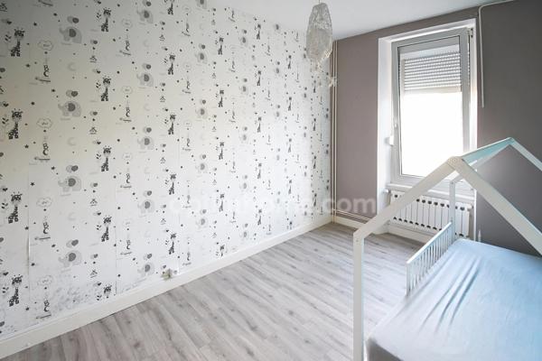 MAISON INDIVIDUELLE SPACIEUSE AVEC POTENTIEL – 4 NIVEAUX, TERRASSE ET JARDIN