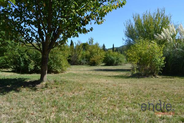 A vendre terrain constructible sur 2700 m2 avec permis accordé.