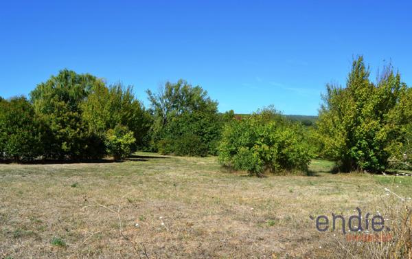 A vendre terrain constructible sur 2700 m2 avec permis accordé.