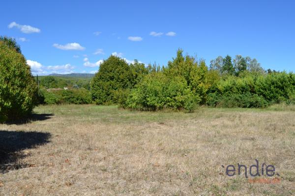 A vendre terrain constructible sur 2700 m2 avec permis accordé.