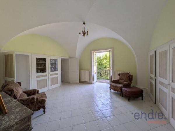 Ancienne Abbaye de Charme – 232 m² Habitables + 2 Dépendances – Terrain de 3,1 ha
