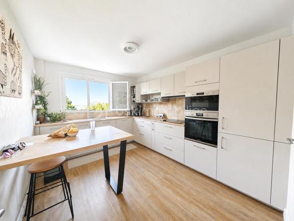 Superbe appartement, entièrement rénové.
Grand séjour lumineux 
Appartement traversant, donnant une lumière incroyable dans chaque pièce.
Balcon exposé plein sud avec store banne 
2 salles d'eau 
Place de parking privative 

A ne pas manquer !!!