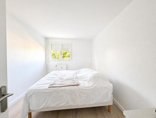 Superbe appartement, entièrement rénové.
Grand séjour lumineux 
Appartement traversant, donnant une lumière incroyable dans chaque pièce.
Balcon exposé plein sud avec store banne 
2 salles d'eau 
Place de parking privative 

A ne pas manquer !!!