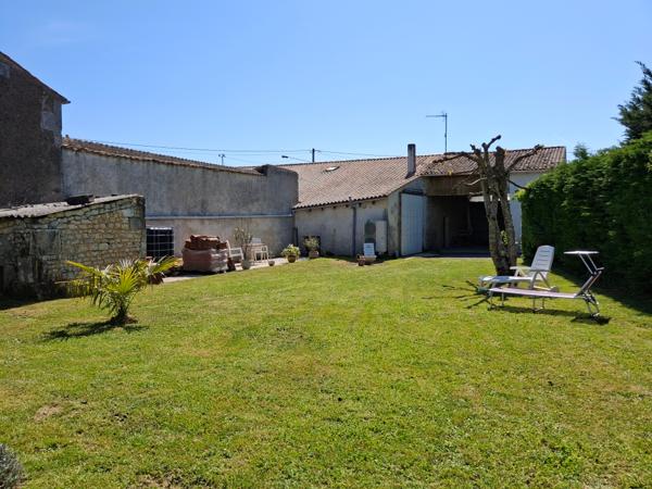 PONS - 17800 - Maison 3 ch -157 m2 + Dépendances 130 m²