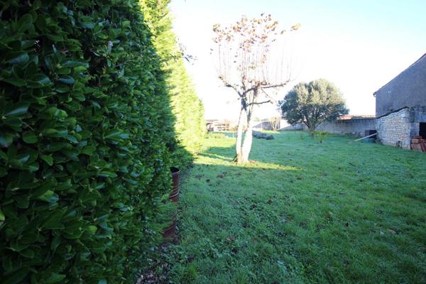 PONS - 17800 - Maison 3 ch -157 m2 + Dépendances 130 m²