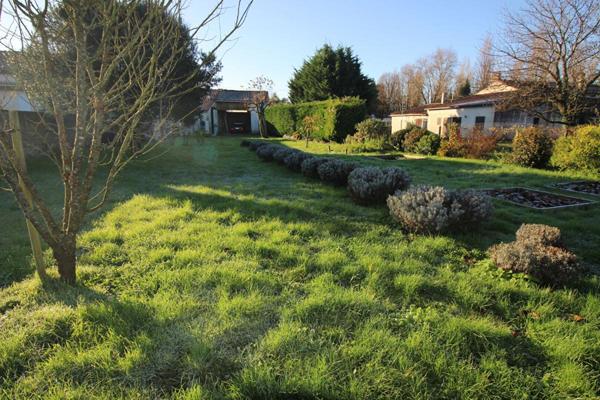 PONS - 17800 - Maison 3 ch -157 m2 + Dépendances 130 m²