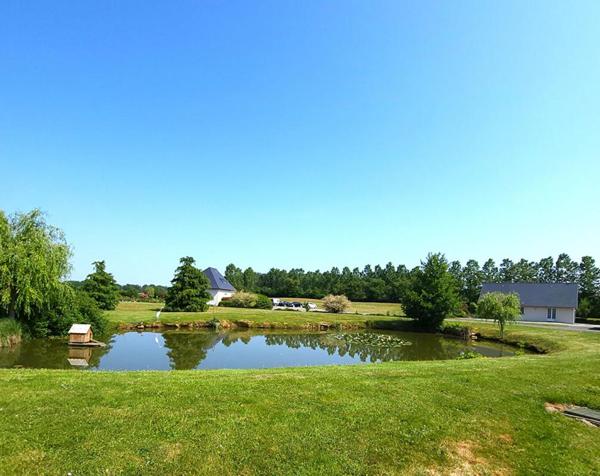 Vente en nue-propriété avec réserve d'usufruit au profit d'une Femme de 84 ans, Propriété, Sylvains-les-Moulins (27240), maison 178 m², maison 80 m², 2 appartements T2 39 m² et 40 m², sous-sol, dépendance, petit étang, terrain clos de 3 5040 m². Prix HAI