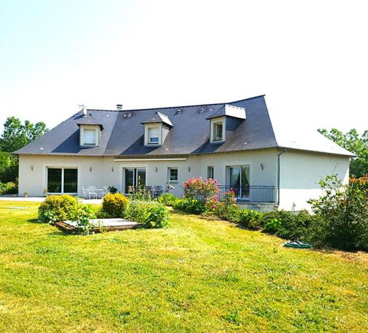 Vente en nue-propriété avec réserve d'usufruit au profit d'une Femme de 84 ans, Propriété, Sylvains-les-Moulins (27240), maison 178 m², maison 80 m², 2 appartements T2 39 m² et 40 m², sous-sol, dépendance, petit étang, terrain clos de 3 5040 m². Prix HAI