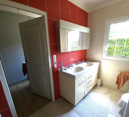 Vente en nue-propriété avec réserve d'usufruit au profit d'une Femme de 84 ans, Propriété, Sylvains-les-Moulins (27240), maison 178 m², maison 80 m², 2 appartements T2 39 m² et 40 m², sous-sol, dépendance, petit étang, terrain clos de 3 5040 m². Prix HAI